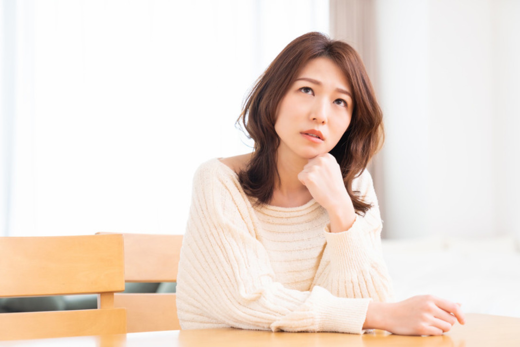 交通事故のあとの不安を抱える女性